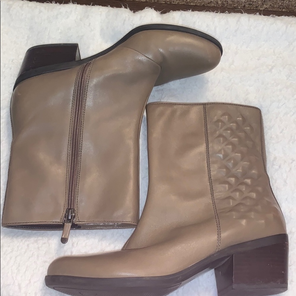 B. Makowsky Boots